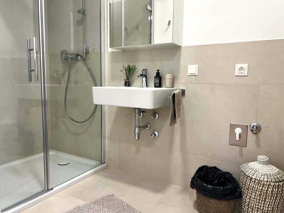 Donaublick Oasis: Stylische Wohnung Виена Екстериор снимка